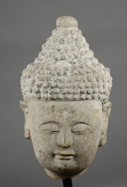 null Tête de Buddha à la coiffure bouclée surmontée de l’ushnisha serti de deux joyaux...
