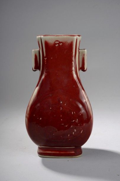 null Vase de forme archaïsant Gu en porcelaine à glaçure monochrome sang de bœuf...