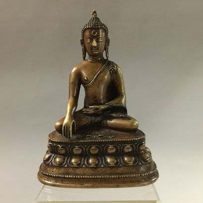 null Buddha Maravijaya assis sur un double socle lotiforme, un vajra posé à ses pieds...