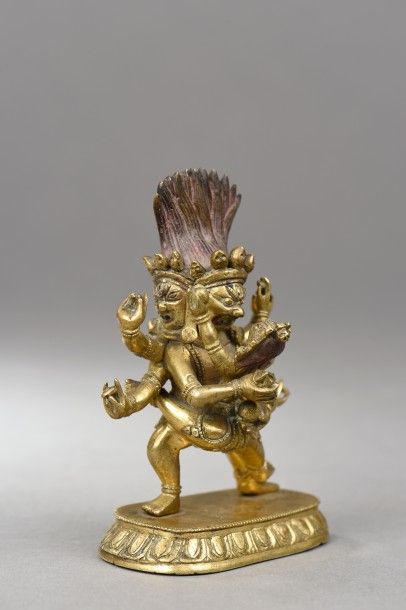 null Mahakala sous une forme à six bras et trois têtes hérissées d'une chevelure...