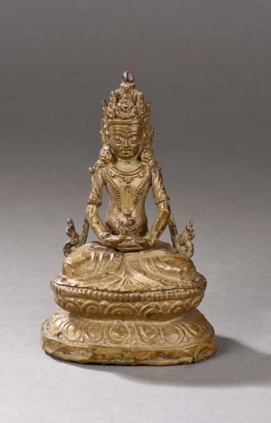 null Buddha Amitayus assis en méditation sur un socle à double rangée de lotus paré...