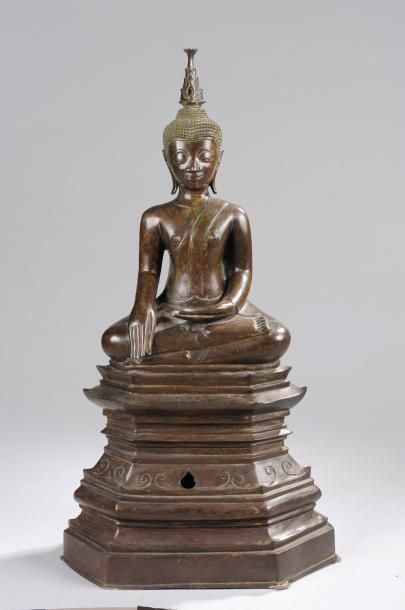 null Buddha Maravijaya assis sur un haut socle étagé, les jambes en virasana et la...