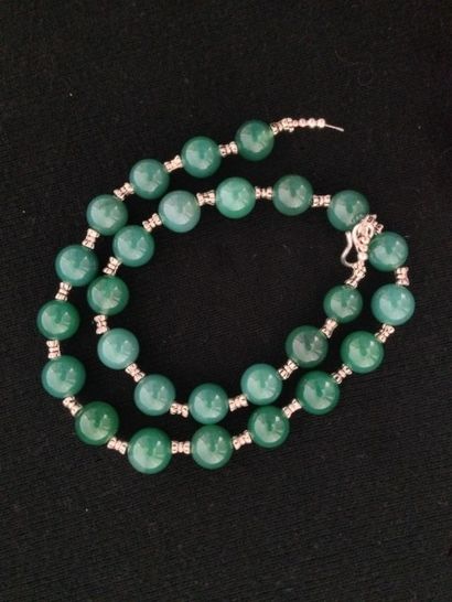 null Collier recomposé selon la tradition de perles de jade et métal argenté. Yunnan....
