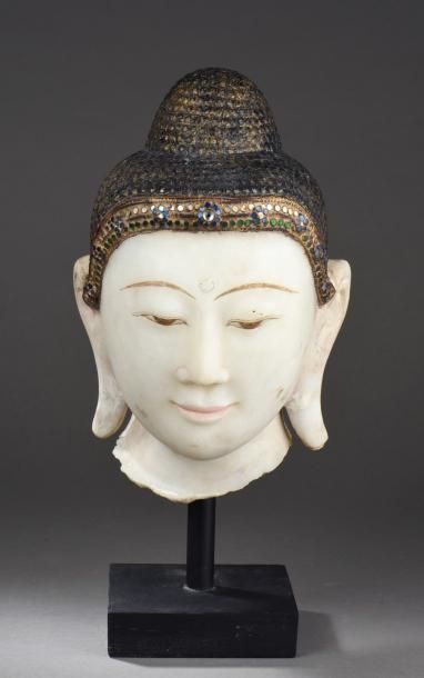 null Tête de Buddha à la beauté juvénile et l'expression sereine coiffée de la protubérance...