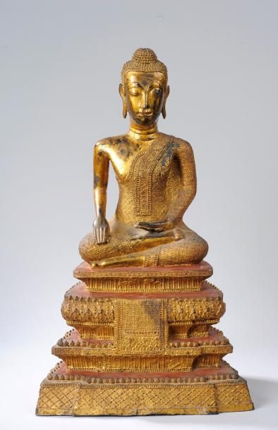 null Buddha Maravijaya assis sur un haut tertre pyramidale à frises géométriques...