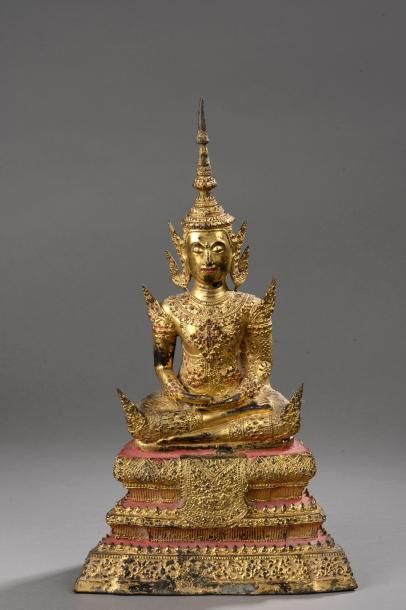 null Buddha assis en dhyanasana sur un haut socle d'ou pend une bannière, richement...