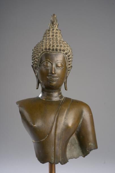 null Buste de Buddha à l'expression sereine vêtu de la robe monastique utarasanga....