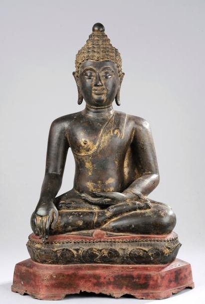 null Buddha Maravijaya assis en vajrasana sur un socle lotiforme à base hexagonale...