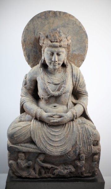 null Boddhisattva Maïtreya assis en méditation sur un socle animé de personnages...