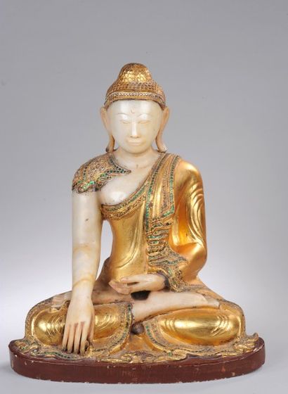 null Buddha Maravijaya assis en dhyanasana, la main droite en bumishparsha mudra,...