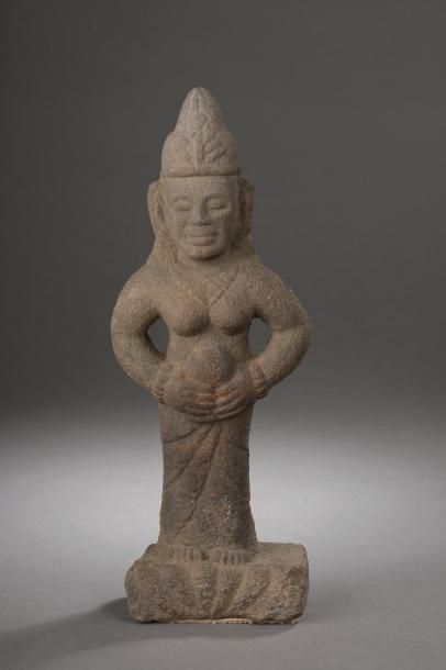 null Divinité féminine sans doute Lakshmi figurée debout dans une posture hiératique...