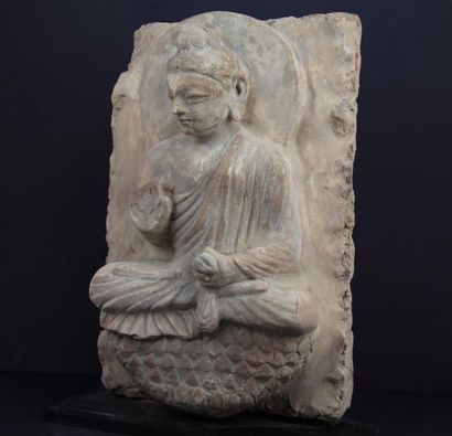 null Haut relief de sanctuaire illustrant Buddha assis sur un socle lotiforme, vêtu...