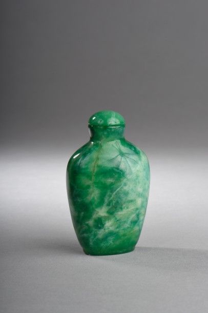 Tabatière en jade vert. Chine. 20 èm siècle....