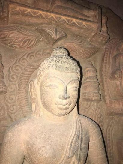 null Stèle Buddha assis sur une base lotiforme soutenu par des lions et entouré de...
