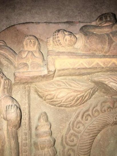 null Stèle Buddha assis sur une base lotiforme soutenu par des lions et entouré de...