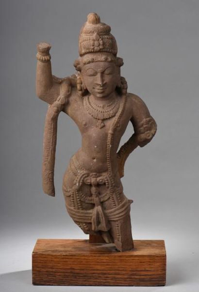 null Shiva debout en posture de tribanga coiffé du haut chignon d'ascète, paré de...