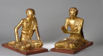 null Paire d'adorants en anjalimudra et délassement, vêtu de la robe monastique utarasnaga....