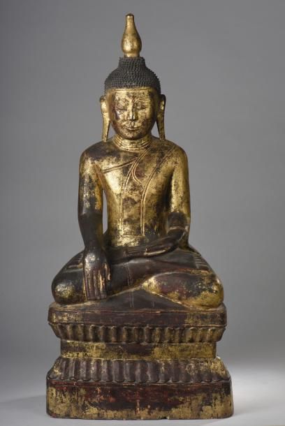 null Buddha Maravijaya assis sur un haut socle lotiforme, une main en bumishparshamudra...