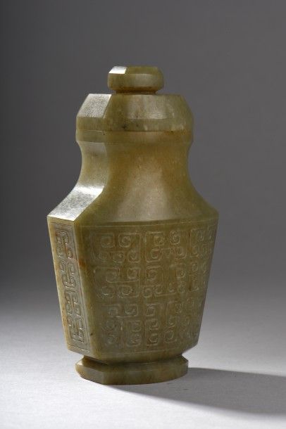 null Vase couvert à panse plate sur piédouche à décor archaïsant d'entrelacs de leiwens...