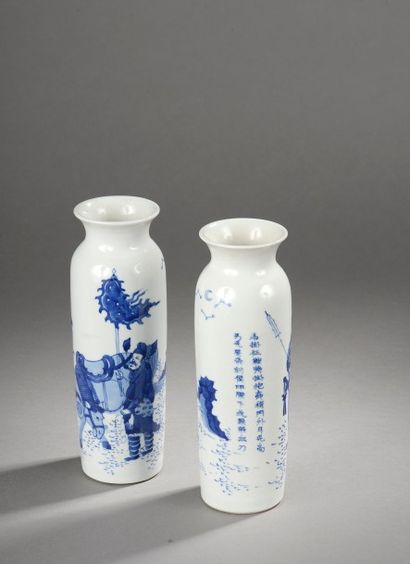 null Paire de vases cylindriques en porcelaine décoré en bleu cobalt sur fond blanc...