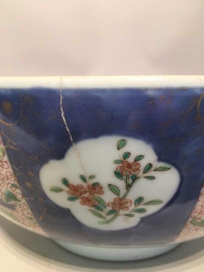 null Large bol à punch en porcelaine Imari de la Compagnie des Indes à motifs floraux...