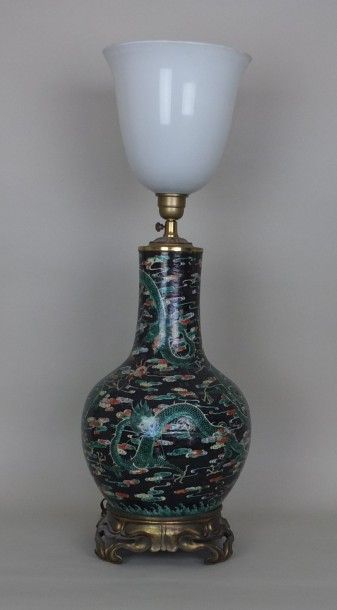 null Vase en porcelaine à décors de dragons verts et rouges sur fond noir- CHINE-...