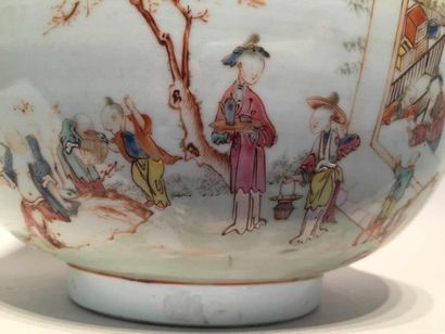 null Large bol à punch en porcelaine de la famille rose décoré en émaux polychromes...