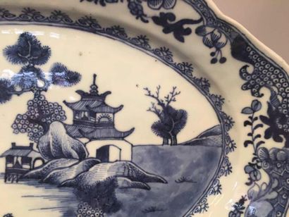 null Plat de la Compagnie des Indes à marli polylobé en porcelaine blanche décoré...