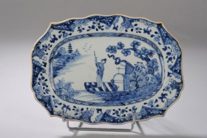 null Plat de la Compagnie des Indes à marli polylobé en porcelaine blanche décoré...