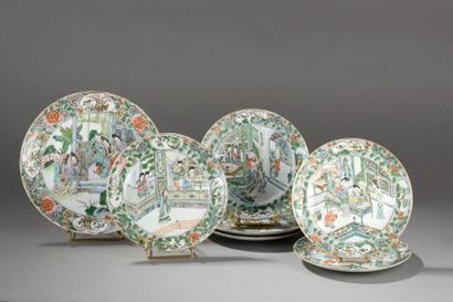 null Plat et 6 assiettes en porcelaine de la famille verte décoré en émaux polychromes...