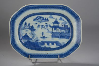 null Large plat octogonale de la Compagnie des Indes en porcelaine décoré en bleu...