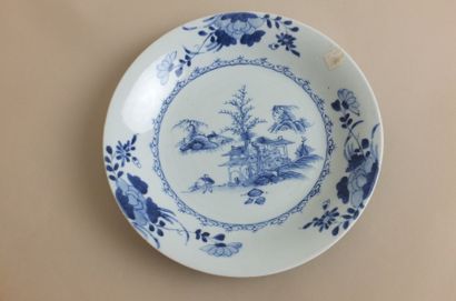 null 


Suite de 12 larges assiettes en porcelaine blanche décorée en bleu cobalt...