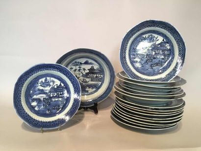 null Suite de 18 assiettes Compagnie des Indes en porcelaine blanche décoré en bleu...