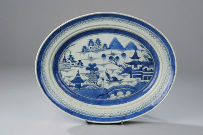 null Large plat ovale de la Compagnie des Indes en porcelaine blanche décoré en bleu...