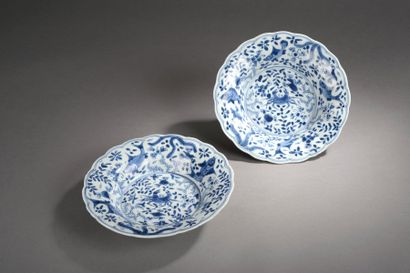null Paire d'assiettes creuses à marli polylobé en porcelaine blanche décoré en bleu...