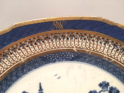 null Paire d'assiettes Compagnie des Indes en porcelaine blanche décorée en bleu...