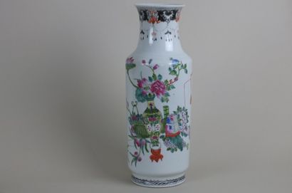 null Vase longiligne en porcelaine à décors de fleurs et de papillons polychromes...