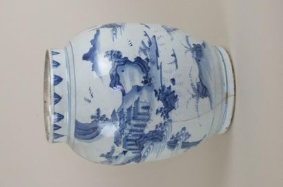 null Pot à large ouverture en porcelaine blanche décorée en bleu cobalt sous couverte...