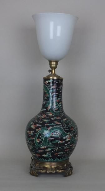 null Vase en porcelaine à décors de dragons verts et rouges sur fond noir- CHINE-...