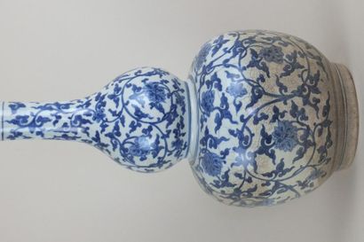 null Vase double Gourde en porcelaine blanche décoré en bleu cobalt que sous couverte...