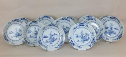 null Suite de 12 larges assiettes en porcelaine blanche décorée en bleu cobalt sous...