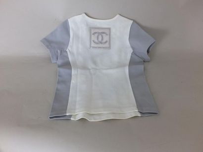 null CHANEL Identification Lot composé d'un tee-shirt en jersey polyamide écru, manches...