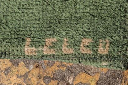 null LELEU- Rare et grand Tapis en laine à décors stylisés fond vert amande -Epoque...
