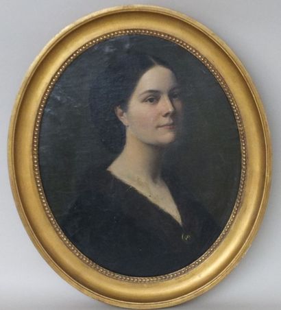 null Ecole française XIXè- Portrait de femme en noir- Huile sur toile ovale- 56x46cm...