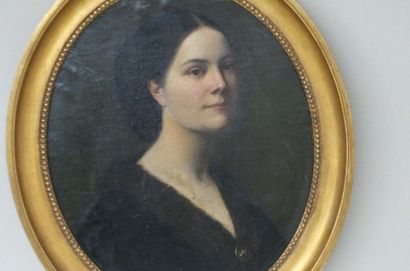 null Ecole française XIXè- Portrait de femme en noir- Huile sur toile ovale- 56x46cm...