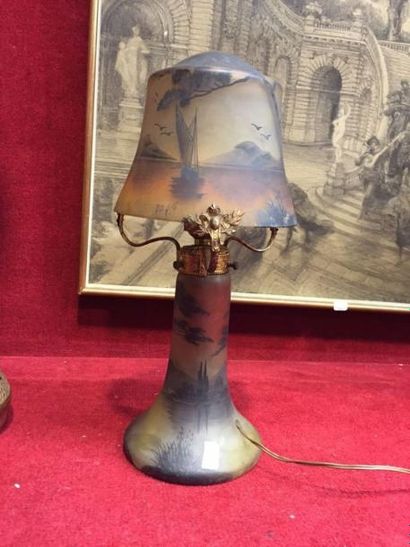 null DEGAY- Lampe champignon en verre opacifié à décor de paysages lacustres vosgiens...