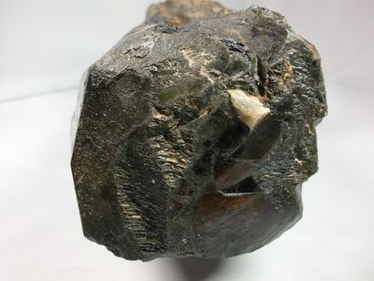 Minéralogie Colombite (probablement ferro-colombite) Région de Manakana, Ouest de...