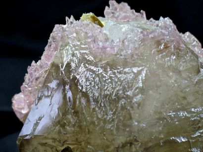 Minéralogie Quartz rose cristallisé sur quartz fumé, Minas Gerais, Brésil 

Elégante...