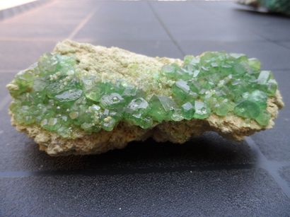 Minéralogie Grenat Démantoide Ambaja (Madagascar)

12x6x5cm Interessant grenat vert...