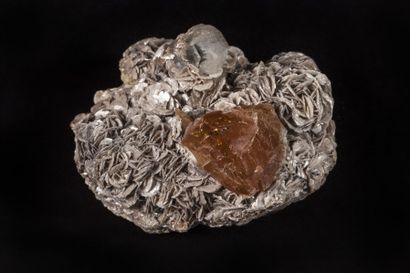 Minéralogie Scheelite, Aigue marine, Micas (Xuebaoding Sichuan Chine)

10x9.5x6cm

Transparence...